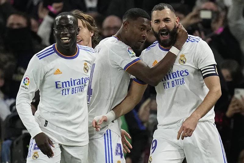 Benzema festeja un gol con el Real Madrid