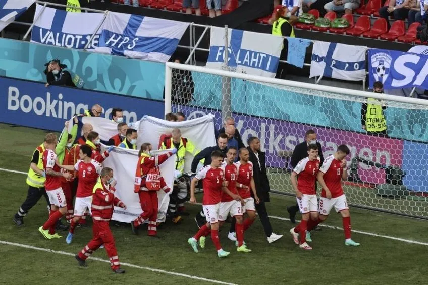 AP Eriksen es retirado de la cancha