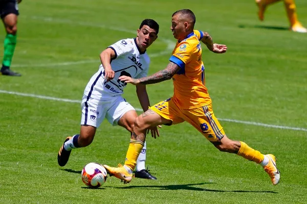 Nico López en acción frente a Pumas