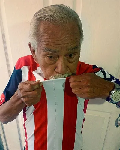 El exdefensa besa el escudo de Chivas