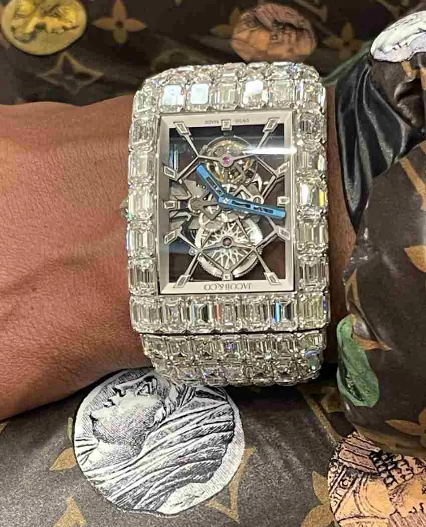 Reloj con diamantes y oro costó 18 millones de dólares