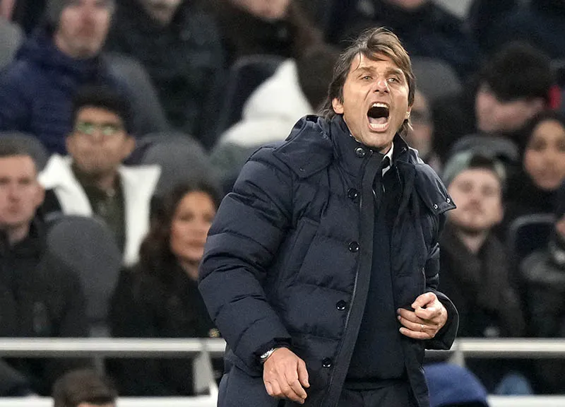 Conte reclama durante un duelo del Tottenham