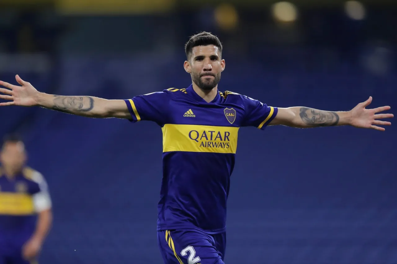 Lisandro López en acción con Boca Juniors