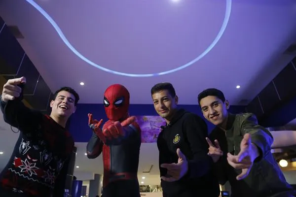 Fanáticos de Spider-Man previo a una función