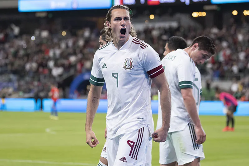 Santiago Giménez festeja un gol con el Tri