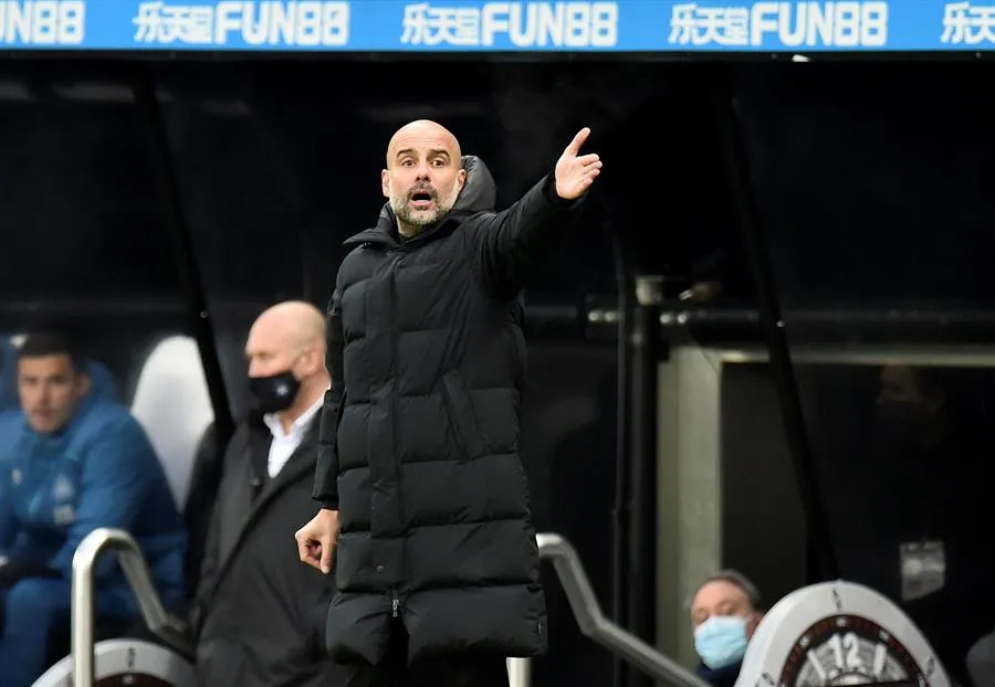 Pep Guardiola durante un partido con el City