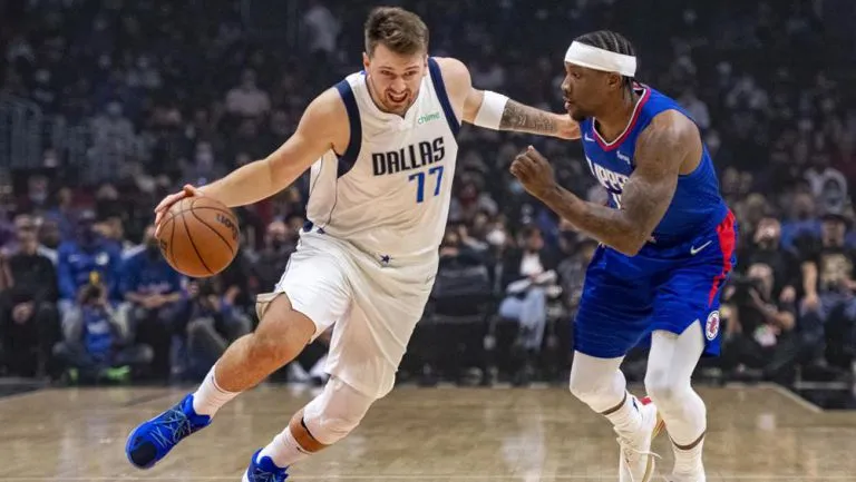 Luka Doncic en acción con Dallas