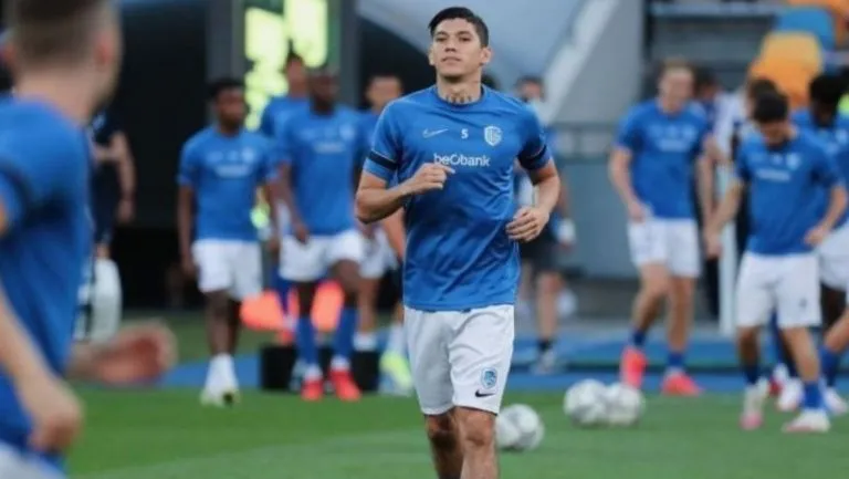 Gerardo Arteaga calentando antes de un partido con el Genk