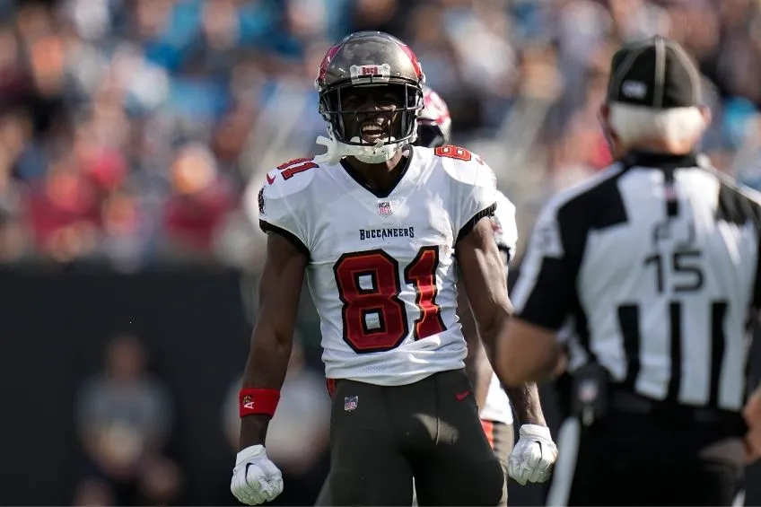 Antonio Brown celebrando un pase completo