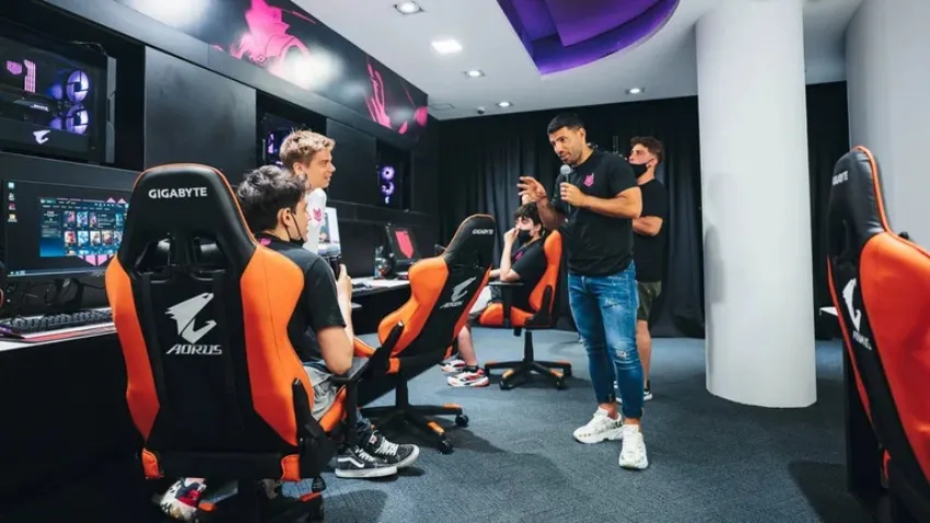 Agüero en las oficinas de KRÜ Esports