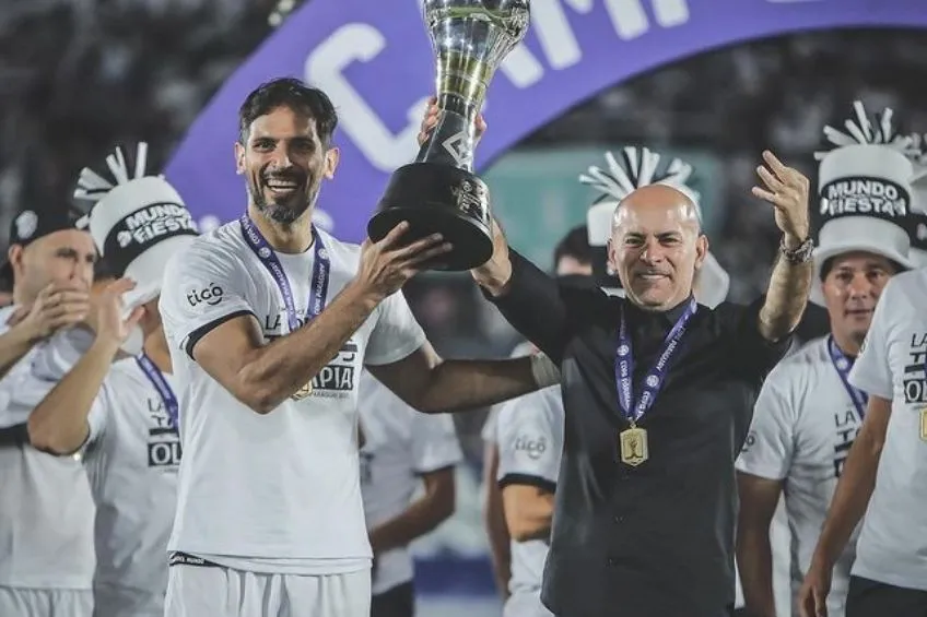 Roque Santa Cruz levantando el trofeo de campeón