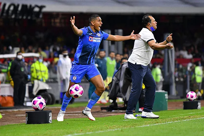 IMAGO7 Romo reclama en un juego de Cruz Azul