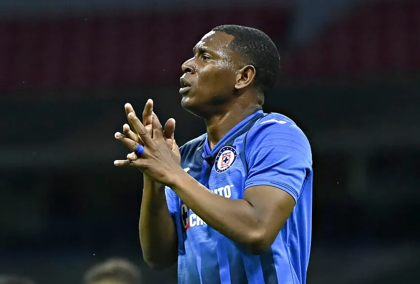 Bryan Angulo en un partido de Cruz Azul