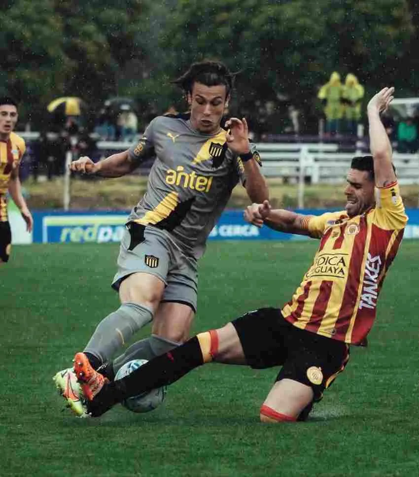 Agustín jugando con el Peñarol