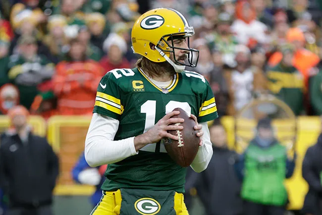 El quarterback de los Packers prepara un pase