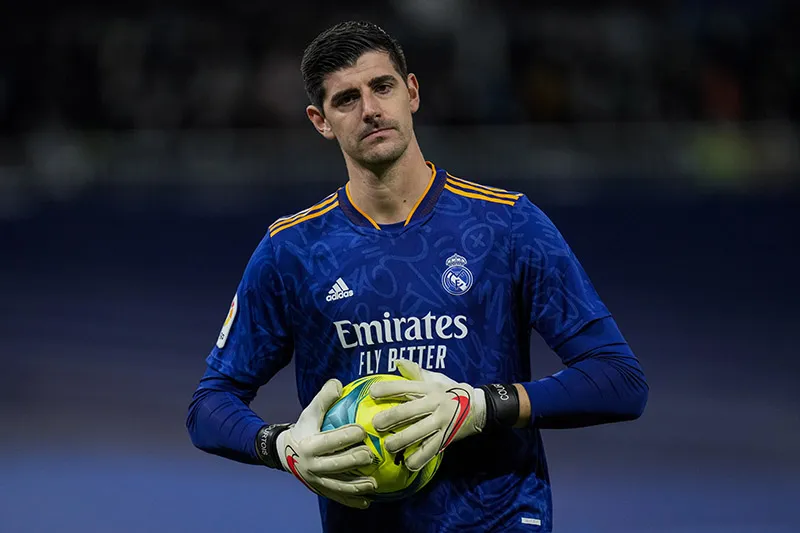 Courtois durante un duelo con el Real Madrid