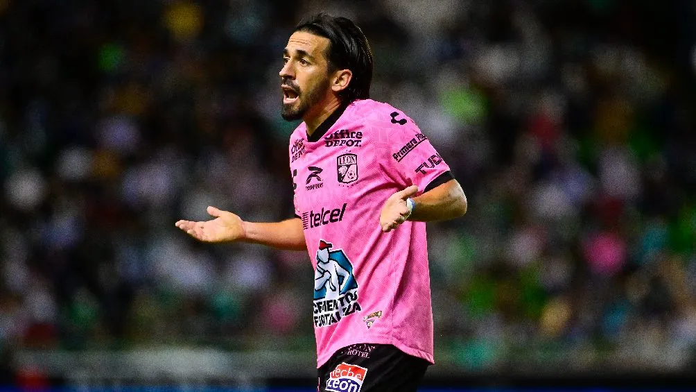 IMAGO7 Fernando Navarro jugando partido con León en la Liga MX