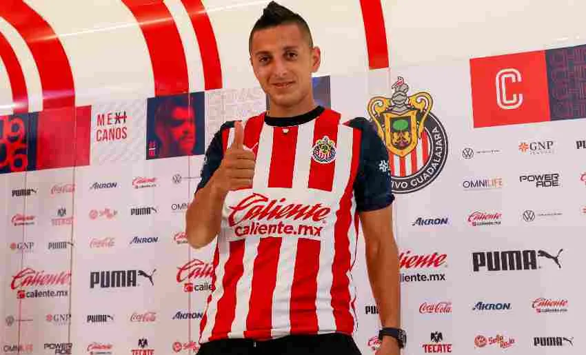 Piojo portando la playera del Rebaño