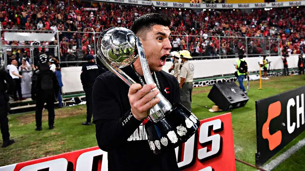 Jesús Angulo con el trofeo de campeón con Atlas