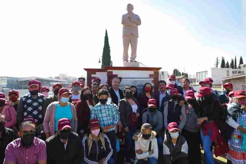 Monroy y los ciudadanos con la figura