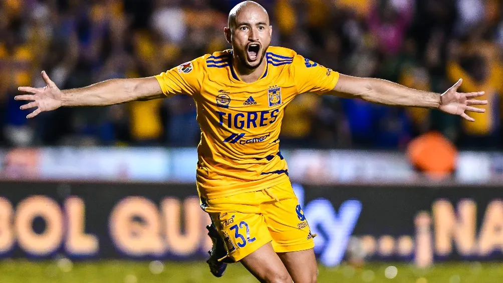 Carlos González festejando gol con Tigres en la Liga MX