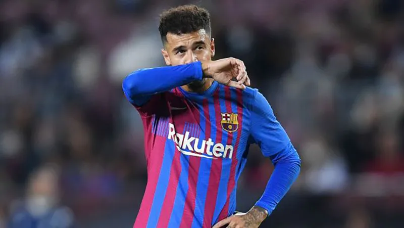 Philippe Coutinho durante un duelo con el Barcelona