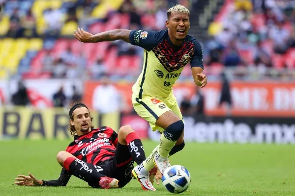 Jordi Cortizo de Xolos frente a Roger Martínez de América