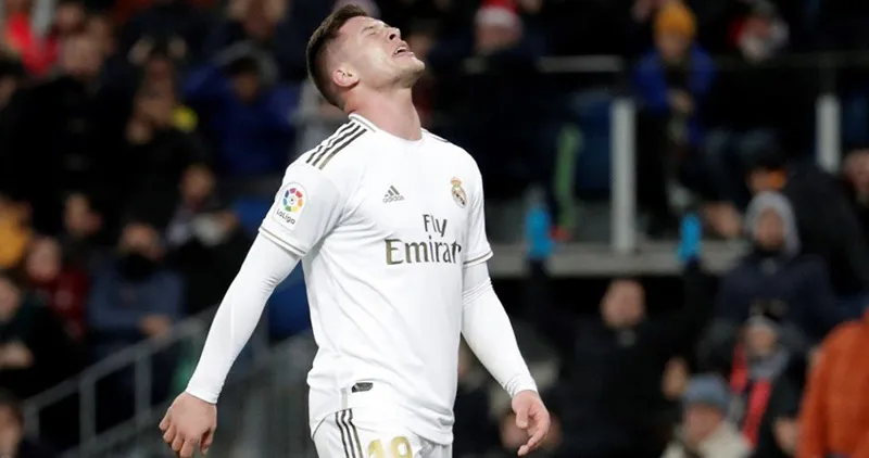 Luka Jovic durante un duelo con el Real Madrid