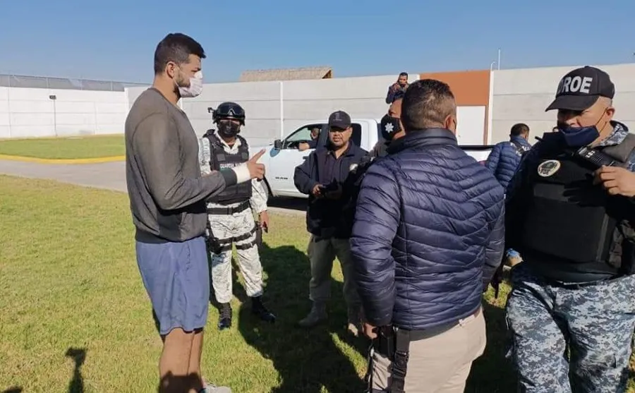 El basquetbolista con las autoridades de Michoacán