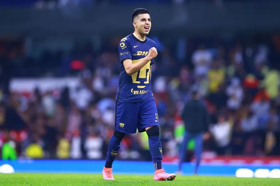 Leo López durante un partido con Pumas