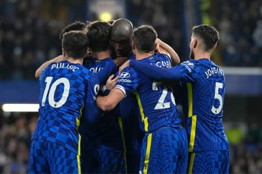 Lukaku festejando con los jugadores del Chelsea