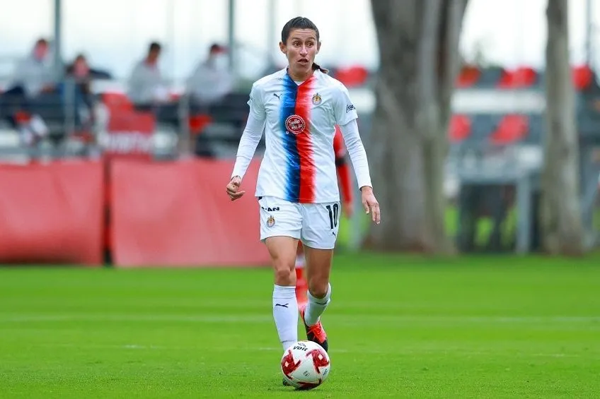 Tania Morales durante un partido de Chivas Femenil