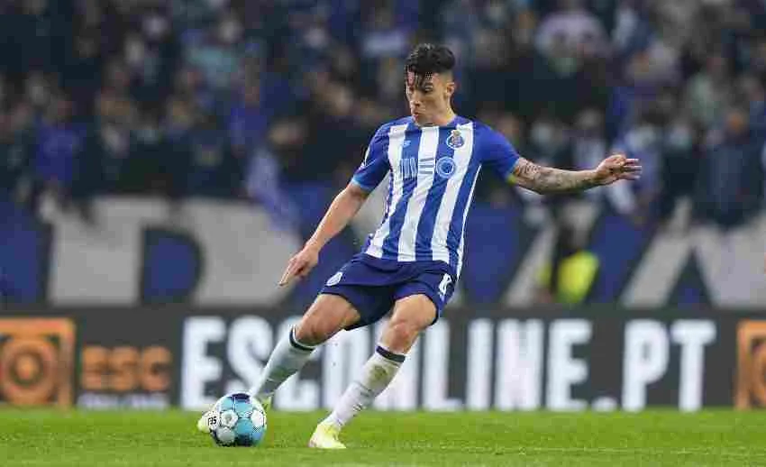 TWITTER: @FCPorto Uribe, ex americanista, jugando con el Portp