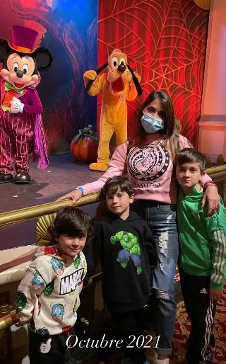 Antonela y sus tres hijos durante su paseo por Disney en París