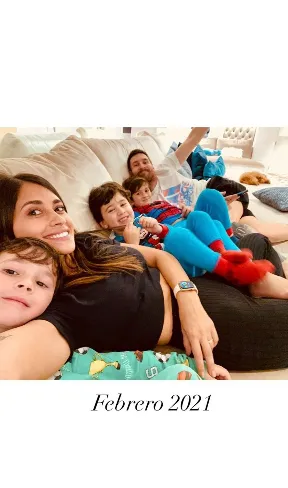 Messi junto con su esposa e hijos