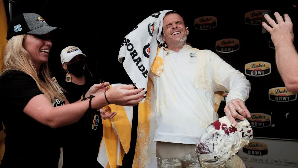 Shane Beamer tras recibir 'baño' de mayonesa en festejo