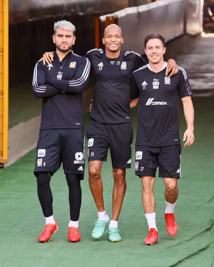 Córdova y compañeros de Tigres