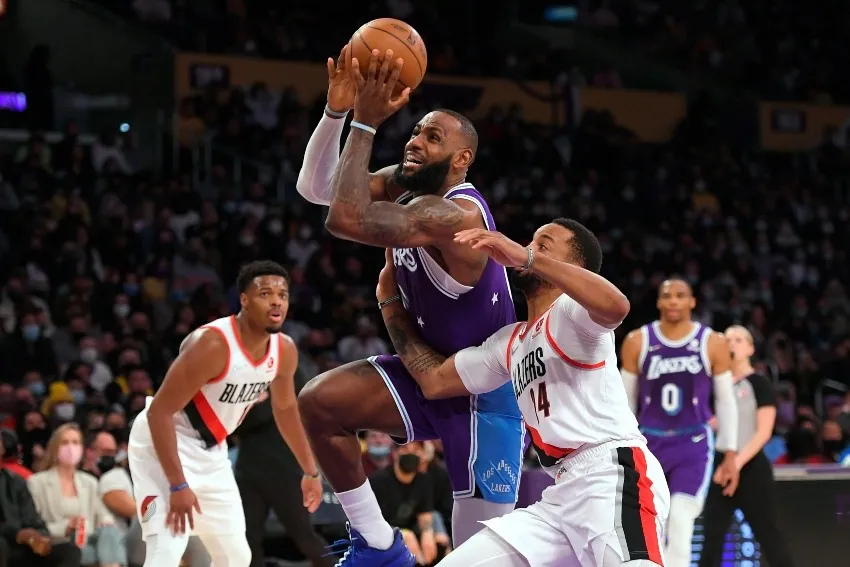 LeBron James en el juego entre Lakers y Portland