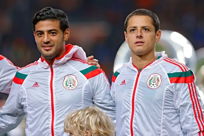 IMAGO7 Chicharito y Vela, previo a un partido del Tri