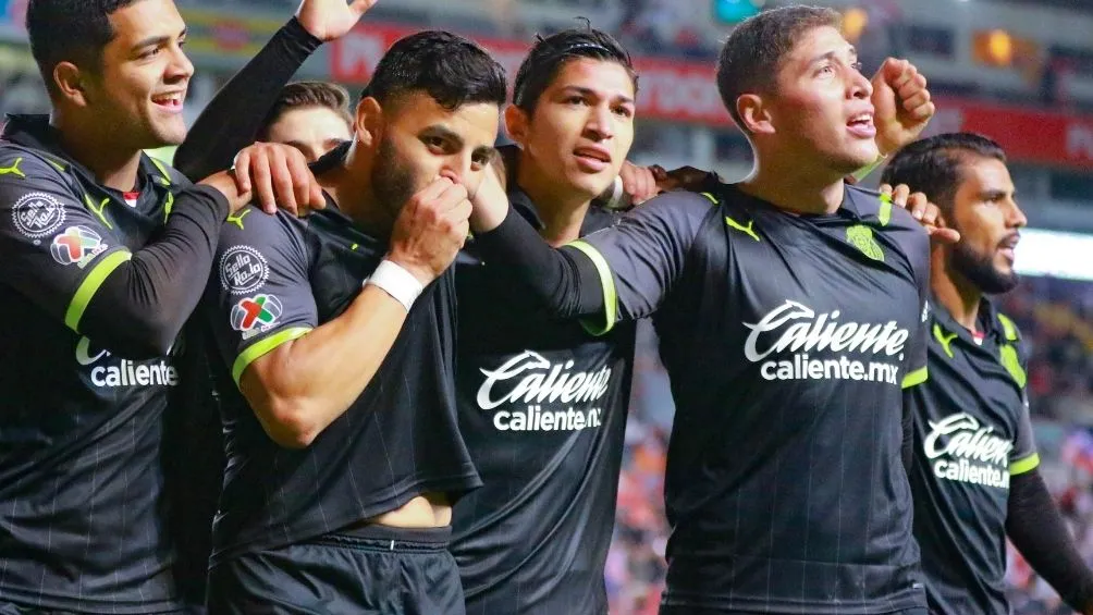 Alexis celebra junto a sus compañeros