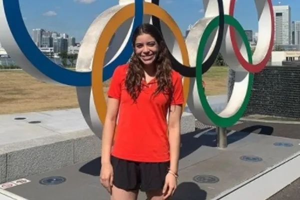 Alejandra Orozco con los aros olímpicos en Tokio 2020