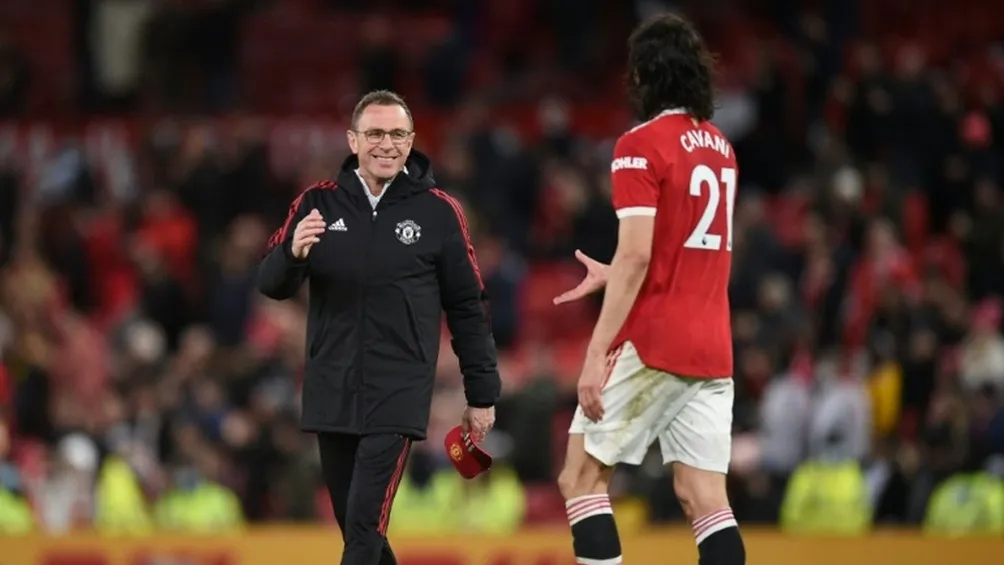 Ralf Rangnick y Edinson Cavani en partido del Manchester United