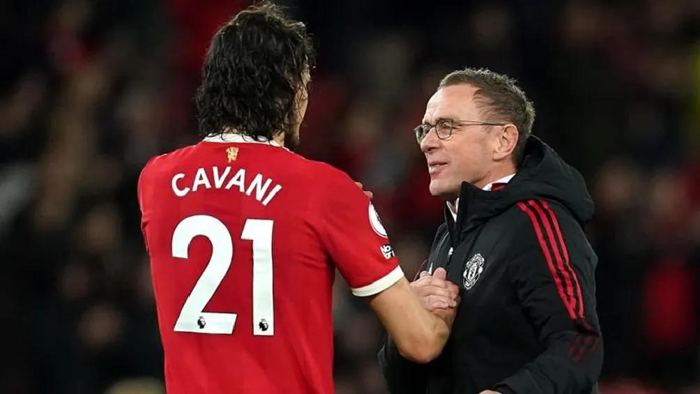 Ralf Rangnick y Edinson Cavani en partido del Manchester United