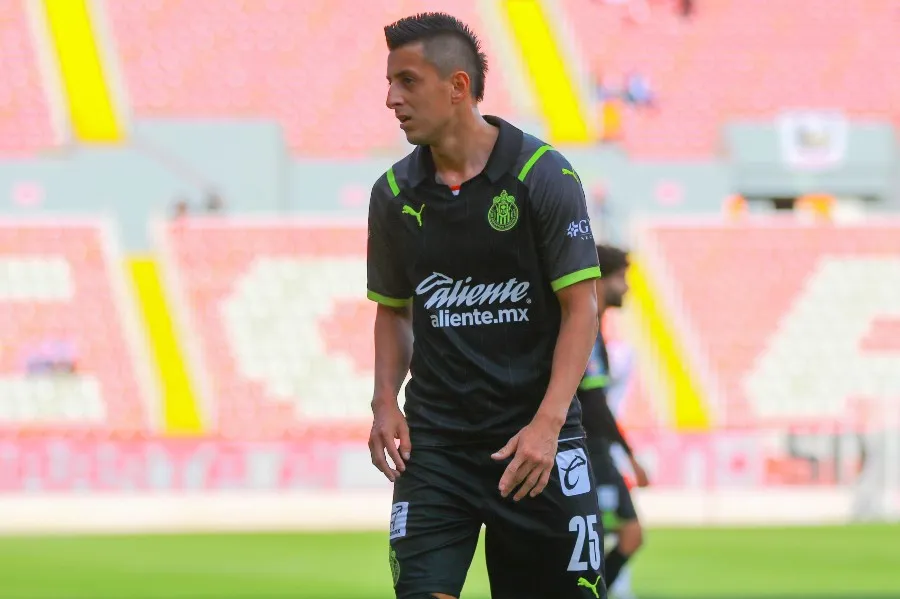 IMAGO7 Roberto Alvarado durante un partido con Chivas