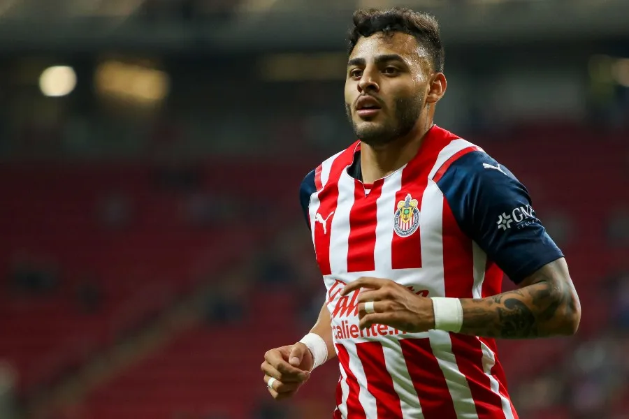 Alexis Vega durante un partido con Chivas