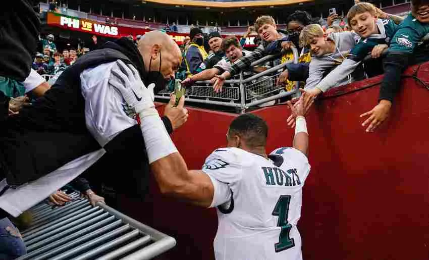 Jalen saludando a la afición