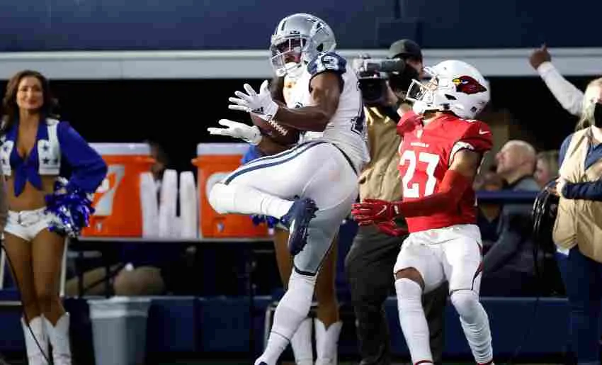 Gallup recibiendo el pase de Dak, después se lesionó