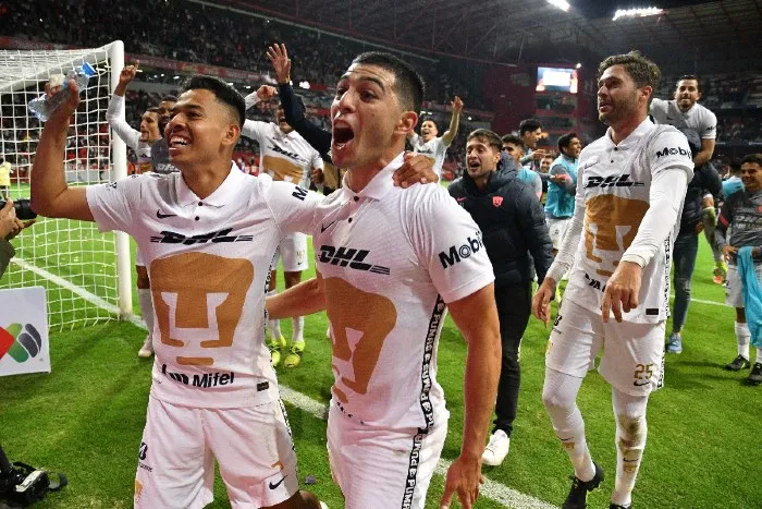 IMAGO7 Lira y Saucedo celebrando con la afición