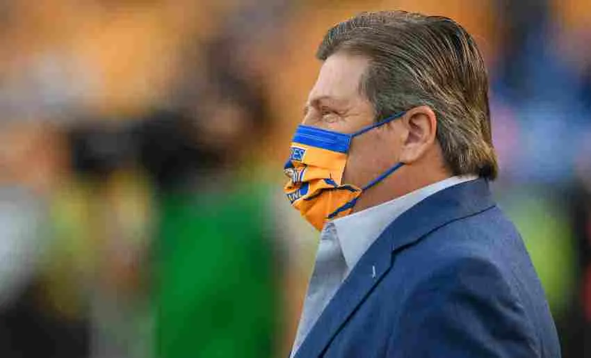 IMAGO7 Piojo Herrera dirigiendo a Tigres