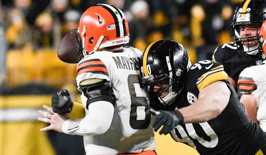 T.J. Watt captura a Baker Mayfield